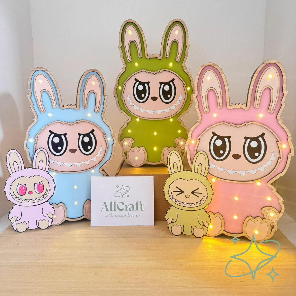La Lampada Labubu LED da Comodino - Luce Notturna di Design in MDF - AllCraftLab