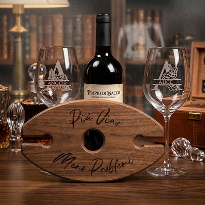 Set con due calici da vino incisi con nomi e wine caddy in noce personalizzato; bottiglia illustrativa non inclusa