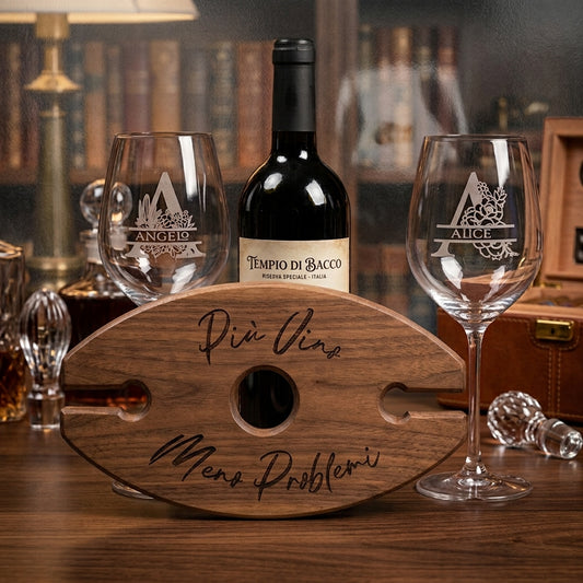 Set con due calici da vino incisi con nomi e wine caddy in noce personalizzato; bottiglia illustrativa non inclusa