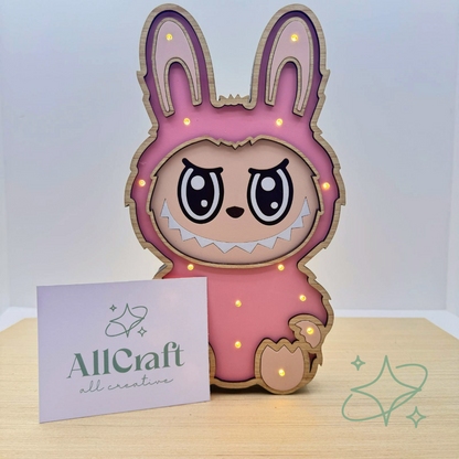 La Lampada Labubu LED da Comodino - Luce Notturna di Design in MDF - AllCraftLab