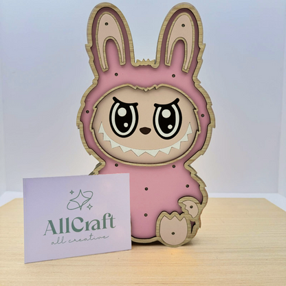 La Lampada Labubu LED da Comodino - Luce Notturna di Design in MDF - AllCraftLab